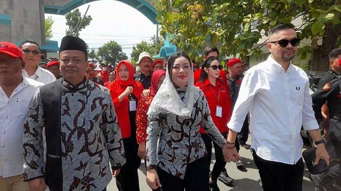 Paramitha Widya Kusuma dan Wurja kompak memakai baju batik saat mendaftar sebagai peserta Pilkada Brebes ke Kantor KPU Brebes, Kamis (29/8/2024). Mitha-Wurja menjadi satu-satunya pasangan yang mendaftar sebagai peserta Pilkada Brebes ke KPU setempat.