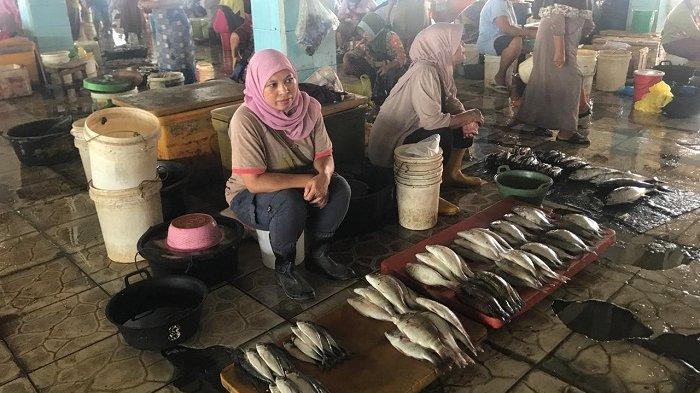 Pedagang ikan di TPI Ujungbatu Jepara menunggu pembeli, Senin (5/2/2024). Pedagang mengeluh sepinya pembeli lantaran harga ikan naik hingga 30 persen akibat stok yang sedikit akibat gelombang tinggi.