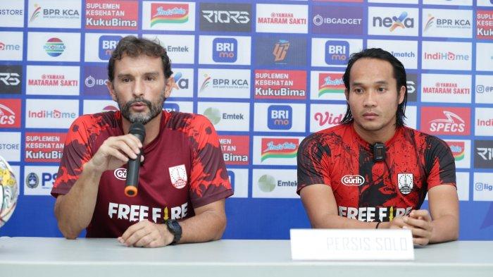 Pelatih Persis Solo, Leonardo Medina bersama pemain Rian Miziar saat memberikan keterangan kepada wartawan saat pre-match conference dalam laga melawan PSIS Semarang, Kamis (16/2/2023). Persis bakal dijamu PSIS Semarang di Stadion Jatidiri, Kota Semarang pada Jumat (17/2/2023) besok.