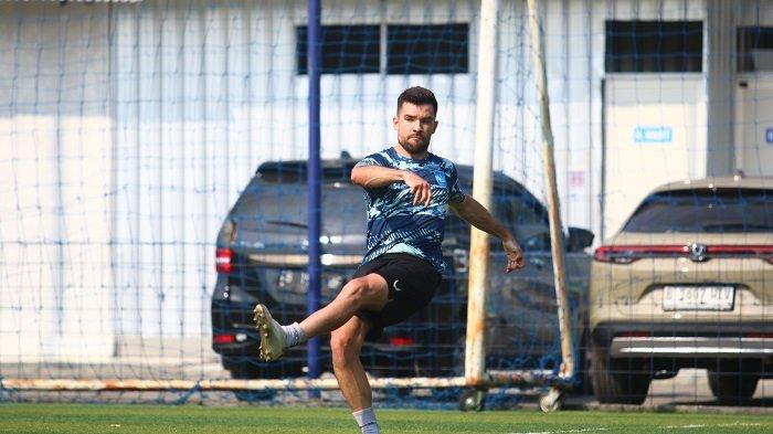 Pemain seleksi PSIS Semarang asal Spanyol Roger Bonet atau Ruxi saat mengikuti latihan bersama tim Mahesa Jenar di Lapangan Wisesa Mranggen Demak, Selasa (21/5/2024).