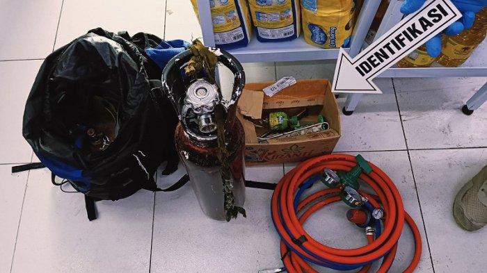 BARANG BUKTI - Sejumlah peralatan ditinggal para pencuri saat kabur dari Indomaret di Jalan KH Zaenudin Raya, Kelurahan Karangroto, Kecamatan Genuk, Kota Semarang, Minggu (2/2/2025). Upaya mereka membobol mesin ATM di Indomaret gagal setelah alarm berbunyi kencang.