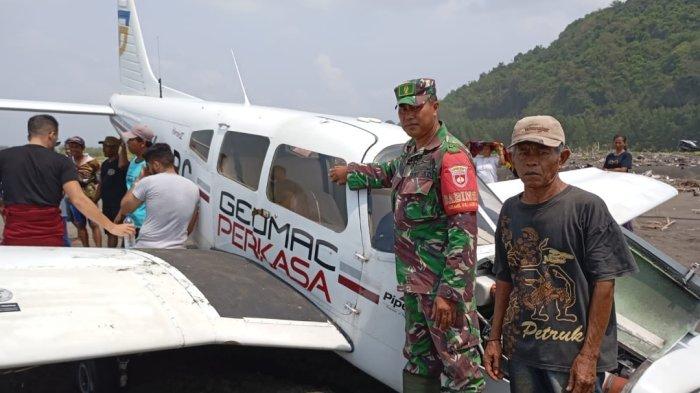 Kondisi pesawat PK.PBC mendarat darurat di pesisir pantai Cemara Sewu, Desa Bunton, Kecamatan Adipala, Kabupaten Cilacap. Senin (11/11/2024) setelah mengalami trouble mesin. Kejadian tersebut menjadi tontonan warga sekitar.