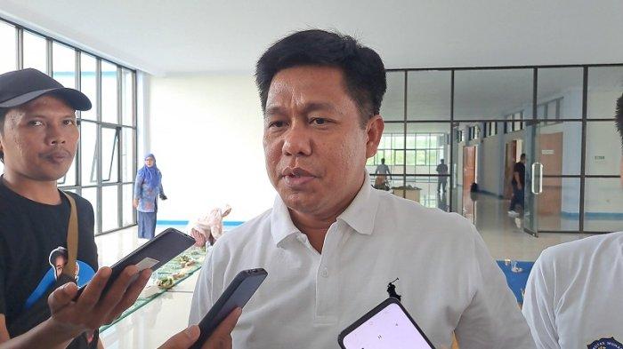 BERI KETERANGAN - Rektor Tegal Muhammadiyah University (TMU) Prof Jebul Suroso memberi keterangan kepada wartawan saat mengunjungi kampus tersebut, Jumat (31/1/2025).