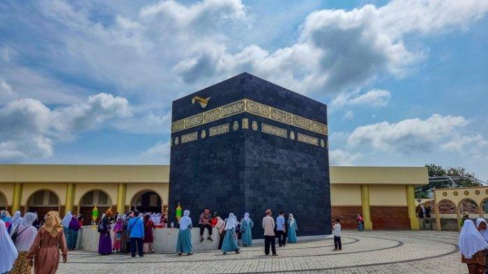 Pengunjung menikmati suasana di replika Kabah di Kompleks Wisata Edukasi Religi Boyolali, Senin (1/1/2024).