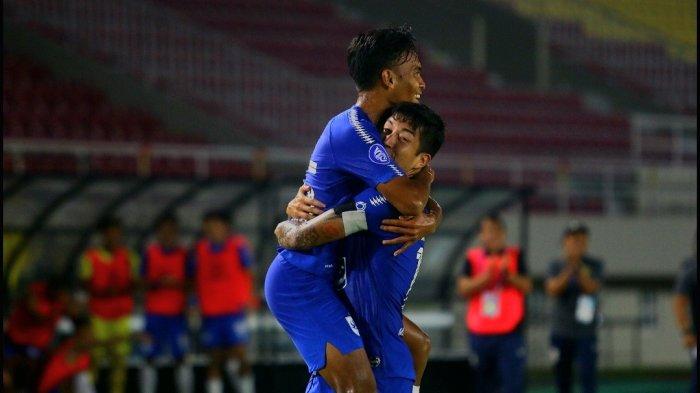 Pemain muda PSIS Semarang, Ridho Syuhada Putra (kiri) saat selebrasi usai cetak gol ke gawang Madura United pada lanjutan Liga 1 2022/2023 di Stadion Manahan, Solo, Jawa Tengah.