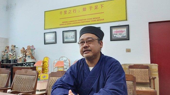 Rohaniwan Kelenteng Tek Hay Kiong Tegal Chen Li Wei saat ditemui, Senin (8/1/2024). Chen Li Wei mengungkapkan makna Tahun Naga Kayu pada Imlek 2024.