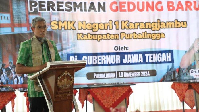 Sekda Provinsi Jateng Sumarno saat meresmikan SMKN 1 Karangjambu Purbalingga, Selasa (19/11) lalu.