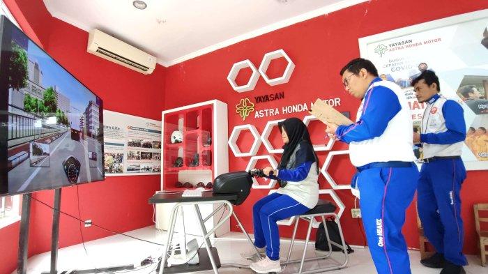 Salah satu peserta EduFest Figur #Cari_aman Astra Honda sedang melaksanakan kontes etika keselamatan berlalu lintas untuk penilaian praktik menggunakan Honda Riding Trainer di Zona Etika Lalu Lintas (ZELL) di Taman Pintar, Yogyakarta (8/12).