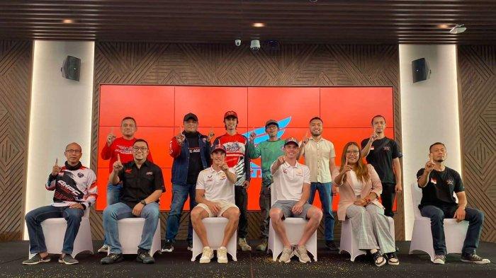 Sebanyak 20 bikers Honda asal Lombok berfoto bersama dengan dua pebalap Repsol Honda yakni Marc Marquez dan Joan Mir (tengah) pada rangkaian kegiatan Meet and Greet 