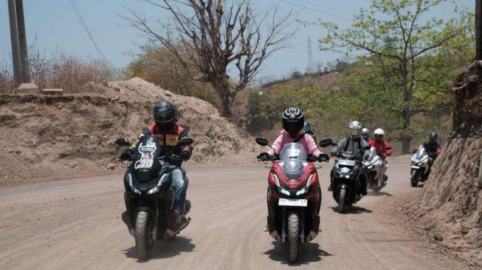 Sebanyak 20 bikers Honda asal Lombok berfoto bersama dengan dua pebalap Repsol Honda yakni Marc Marquez dan Joan Mir (tengah) pada rangkaian kegiatan Meet and Greet 