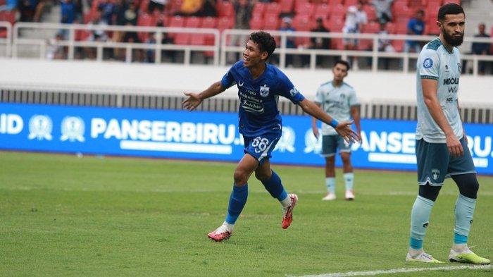 Selebrasi pemain muda PSIS Semarang Tri Setiawan usai membobol gawang Persita Tangerang dalam laga pekan ke-19 BRI Liga 1 2023/2024 di Stadion Jatidiri Semarang, Kamis (9/11/2023).