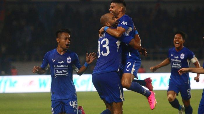 Selebrasi pemain PSIS Semarang Lucas Gama usai membobol gawang Persija Jakarta lewat tendangan bebas dalam pertemuan kedua tim di pekan ke-17 BRI Liga 1 2023/2024 di Stadion Jatidiri Semarang, Minggu (29/10/2023).