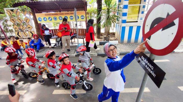 Seorang guru PAUD sedang mengajar keselamatan berkendara kepada peserta anak-anak usia dini di Zona Etika Lalu Lintas (ZELL) di Taman Pintar, Yogyakarta.