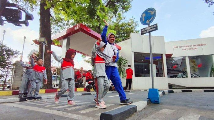 Seorang guru PAUD sedang mengajar keselamatan berkendara kepada peserta anak-anak usia dini di Zona Etika Lalu Lintas (ZELL) di Taman Pintar, Yogyakarta.