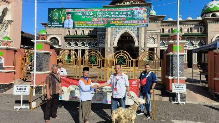 Serah Terima Hewan Kurban – Banjarnegara – Penyerahan hewan kurban juga dilakukan di seluruh kota di wilayah kerja Astra Motor Yogyakarta oleh dealer-dealer Honda di kota masing-masing.