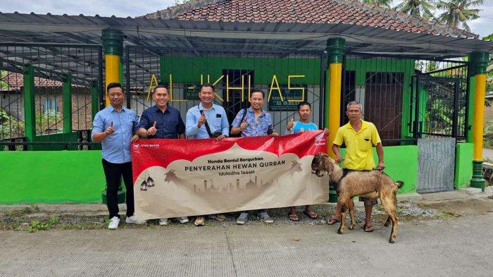 Serah Terima Hewan Kurban – Bantul – Penyerahan hewan kurban juga dilakukan di seluruh kota di wilayah kerja Astra Motor Yogyakarta oleh dealer-dealer Honda di kota masing-masing.
