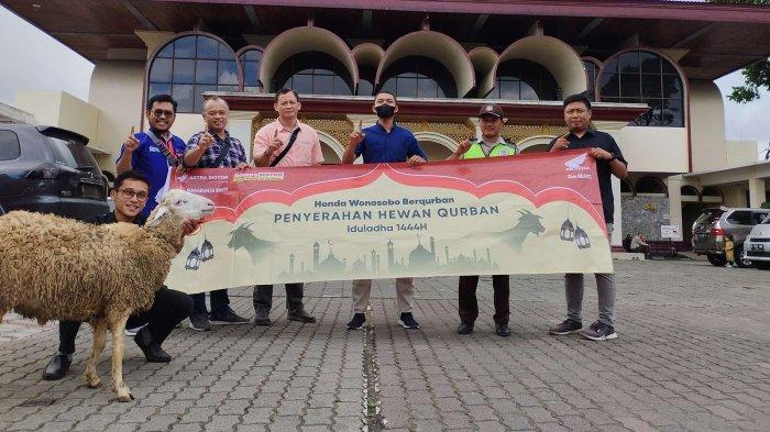 Serah Terima Hewan Kurban – Wonosobo – Penyerahan hewan kurban juga dilakukan di seluruh kota di wilayah kerja Astra Motor Yogyakarta oleh dealer-dealer Honda di kota masing-masing.