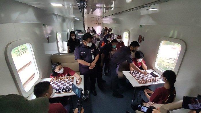 Suasana pertandingan empat master catur muda Indonesia di gerbong Kerata Api Kamandaka, Selasa (14/6/2022).