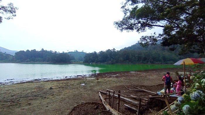 Suasana wisatawan di kawasan Telaga Warna Dieng Wonosobo saat libur nataru, Selasa (26/12/2023).