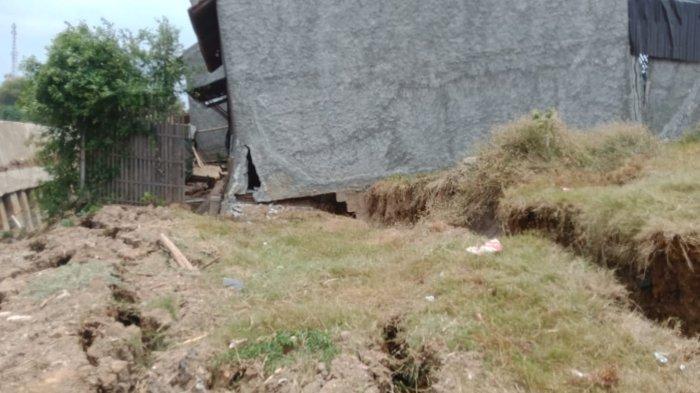 Tanah terbelah memanjang dan menganga di permukiman warga di Purworejo, Kabupaten Pati, Jawa Tengah, Sabtu (7/9/2024). Pergerakan tanah itu membuat puluhan rumah warga rusak.