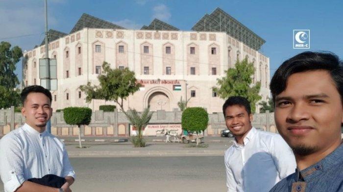 Tiga relawan MER-C asal Indonesia foto bersama di depan Rumah Sakit Indonesia di Gaza Utara, Palestina.