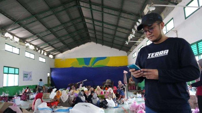 Tim Telkomsel memastikan jaringan tetap handal, terutama di titik - titik pusat keramaian seperti posko bantuan ataupun dapur umum.