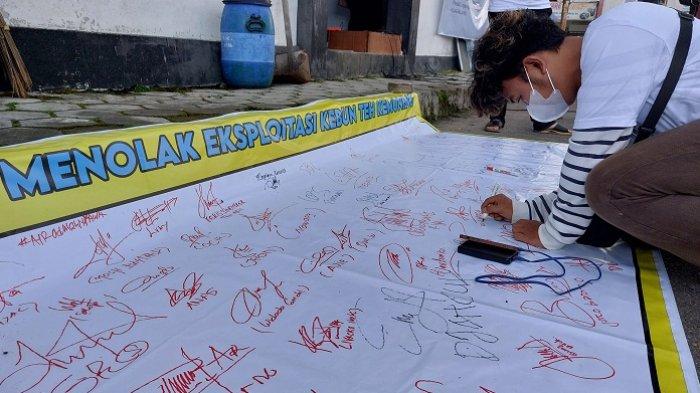 Peserta membubuhkan tanda tangan sebagai bentuk komitmen dukungan menolak eksploitasi kebun teh saat acara sarasehan dan Buka Bersama Kawan (Bubarkan) Jaga Lawu #5 di Terminal Kemuning Kecamatan Ngargoyoso Kabupaten Karanganyar, Sabtu (23/3/2024) sore.