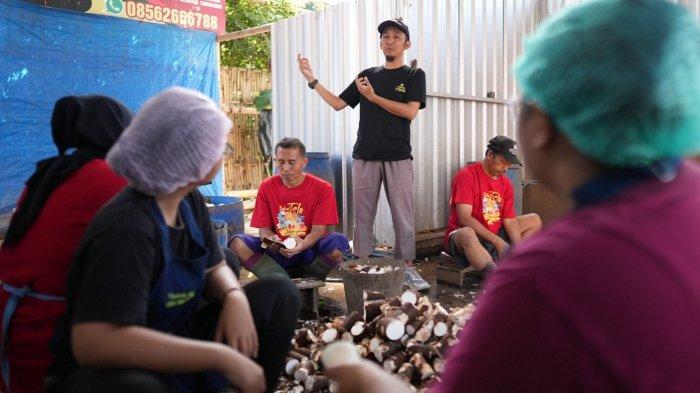 Pemilik Argotelo Salatiga memberikan arahan kepada pekerja. Argotelo merupakan UMKM yang mengolah singkong menjadi makanan yang memiliki daya jual.