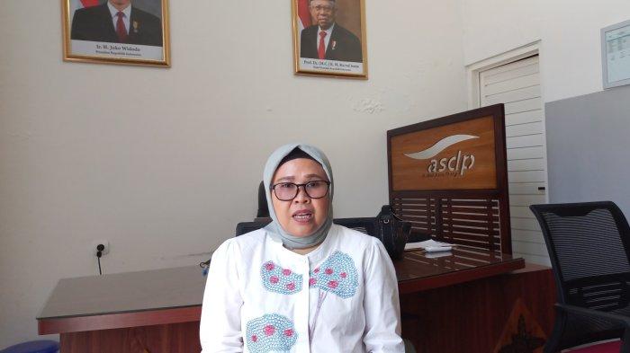 GM PT Indonesia ASDP, Fery Eva Mardiany memberikan pertanyaan terkait berita viral adanya isu praktik calo tiket kapal menuju ke Karimunjawa, Jepara, Selasa (22/8/2023). Dia menyatakan tidak ada praktik pungli atau percaloan dalam penjualan tiket KMP Siginjau rute Jepara-Karimunjawa.