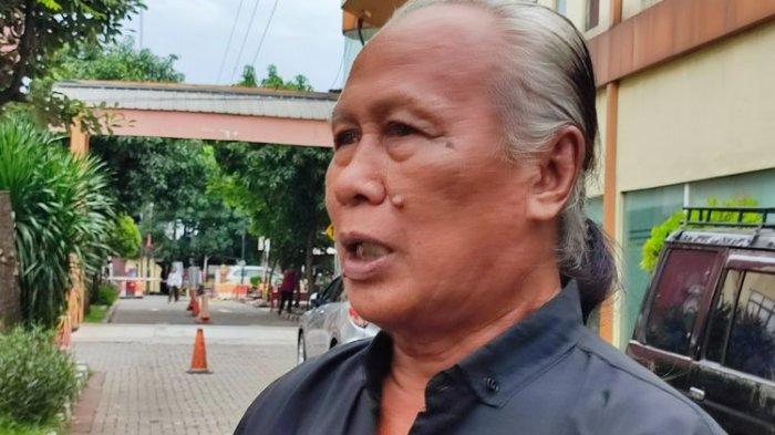 Edi Sunarsono (68) orangtua Osima Yukari (30) yang menjadi korban Glodok Plaza ketika merayakan ulang tahun temannya, Jumat (17/1/2025).