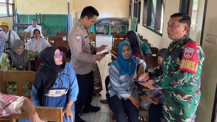 Bhabinkamtibmas dan Babinsa Koramil 14/Cimanggu Kodim 0703/Cilacap saat memberikan sosialisasi dan penyuluhan tentang bahaya judi online kepada para ketua RT dan RW Desa Cimanggu di Aula Desa Cimanggu, Jumat (20/12/2024).