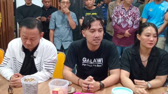 Bakal Calon Bupati Tegal, Muhammad Mu'min (kiri) didampingi bakal calon Wakil Bupati Tegal, Bima Eka Sakti menyerahkan formulir pendaftaran jalur perseorangan atau independen kepada Komisi Pemilihan Umum (KPU) Kabupaten Tegal di Kantor KPU Kabupaten Tegal, Minggu (12/5/2024).