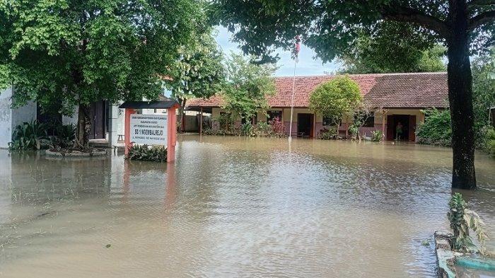 BANJIR - Banjir menggenangi halaman SDN 1 Ngembalrejo, Kecamatan Bae, Kabupaten Kudus, Jawa Tengah, Jumat (7/2/2025).