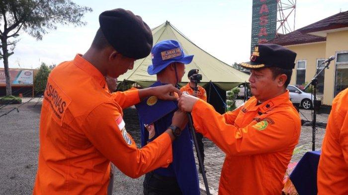 Personel Basarnas Cilacap mengikuti apel Siaga SAR Khusus Idulfitri 1445 H yang dilaksanakan selama 16 hari mulai 3-18 April 2024, Rabu (3/4/2024). Total ada 65 personel yang disiapkan Basarnas Cilacap untuk siaga di beberapa titik wilayah kerja kantor Basarnas Cilacap.