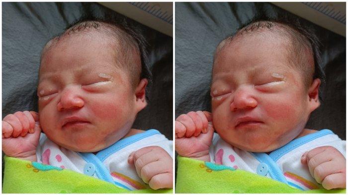 Bayi perempuan yang ditemukan seorang warga di belakang rumahnya di kompleks perumahan Citra Pesona Karangmangu, Cilacap, Jumat (24/5/2024) pagi. Bayi tersebut saat ini dalam kondisi sehat dan masih berada di Puskesmas Kroya.