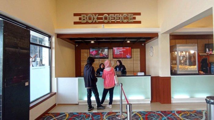 Calon penonton bioskop mengantri di loket New Star Cineplex (NSC) Dieng Wonosobo di Jalan Seruni Nomor 3, Kampung Karangkajen, Wonosobo Timur, Selasa (21/11/2023).