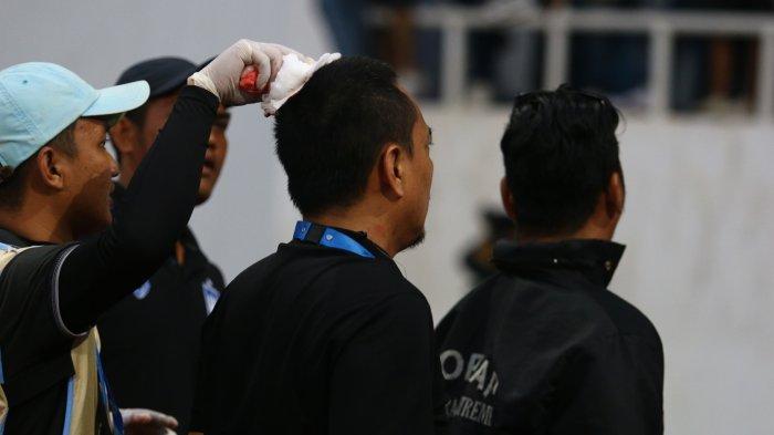 CEO PSIS Semarang, Yoyok Sukawi tengah menenangkan suporter PSIS dan PSS Sleman saat kerusuhan dalam lanjutan Liga 1 di Stadion Jatidiri, Semarang, Minggu (3/12/2023).
