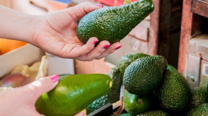 Berbagai cara bisa dilakukan untuk menjaga buah alpukat tetap segar.
