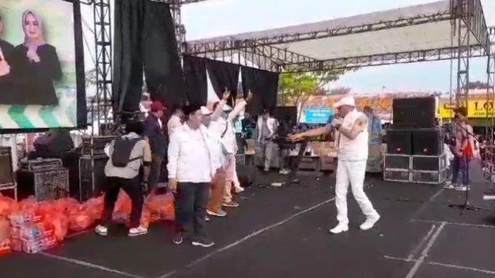 Calon wali kota pada Pilkada Kota Tegal, Dedy Yon Supriyono (topi putih) sebelum jatuh pingsan saat kampanye akbar di Jalan Pancasila Tegal, Jumat (22/11/2024).