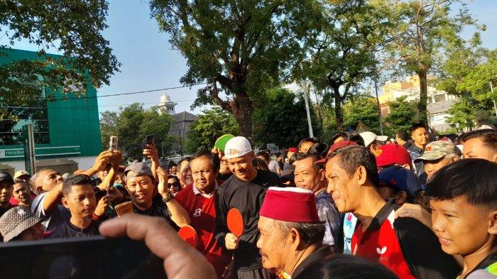 Calon presiden (Capres) nomor urut 3, Ganjar Pranowo menyapa warga di Solo Car Free Day Jalan Slamet Riyadi, Minggu (24/12/2023) kemarin.