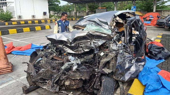 HANCUR - Petugas PBTR saat mengecek kondisi mobil yang mengalami kecelakaan di tol KM 332+000 arah B atau dari arah Semarang ke Jakarta, Sabtu (12/4/2025) pukul 05.40 WIB. Dari kejadian ini satu orang meninggal dunia di lokasi.