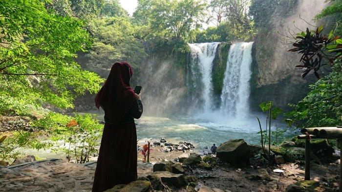 Pengunjung menikmat suasana Wisata Curug Bengkawah, di Desa Sikasur, Kecamatan Belik, Kabupaten Pemalang, Kamis (27/5/2021).