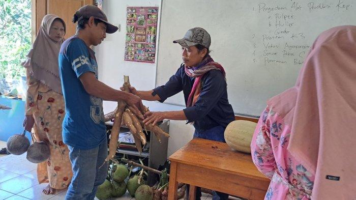 Orangtua siswa saat datang mendaftarkan anaknya ke MTs Pakis dengan hanya membawa hasil bumi sebagai syarat mendaftar, Rabu (12/7/2023).