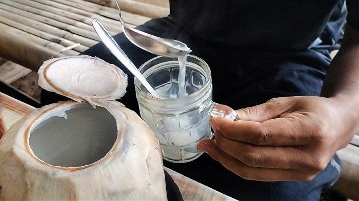 Konsumen menunjukkan degan bakar di warung degan bakar Kang Rus di Jalan Kapten Ali Mahmudi, tepatnya di depan Balai Desa Bacin, Kecamatan Bae, Kabupaten Kudus, Kamis (1/2/2024).