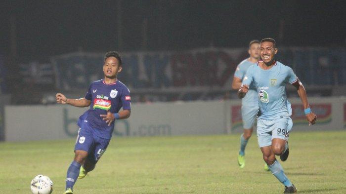Aksi Delfin Rumbino (Kanan) saat masih berseragam Persela Lamongan bermain menghadapi PSIS Semarang di Stadion Moch Soebroto Magelang di Liga 1 2019 silam (Ariel-Tribun Jateng)