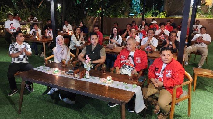Dico M Ganinduto (keempat dari kiri) ditemani istri Chacha Frederica bertemu dengan jajaran pengurus DPW PSI Jateng dan DPC PSI Kota Semarang membicarakan Pilkada Kota Semarang di kawasan Marina, Sabtu (13/7/2024). Dico diperintah Ketua Umum Partai Golkar, Airlangga Hartarto untuk maju di Pilwakot Semarang setelah pertemuan dengan Ketua Umum PSI, Kaesang Pengarep.