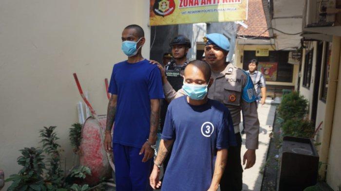 Dua tersangka pencurian di SDN 3 Tlahab Kidul, Karangreja, Purbalingga digiring untuk konferensi pers di Polsek Karangreja, Polres Purbalingga, Selasa (28/5/2024).