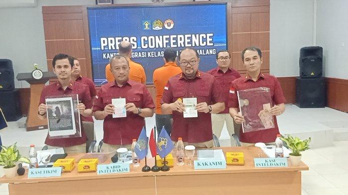 Petugas Imigrasi Pemalang menunjukan barang bukti aksi kejahatan dua warga negara asing atau WNA berkebangsaan Iran yang merupakan pelaku hipnotis dengan modus tukar uang saat konferensi pers di aula Kantor Imigrasi Kelas I Non TPI Pemalang, Kamis (1/8/2024). Kedua WNA tersebut akhirnya dideportasi.