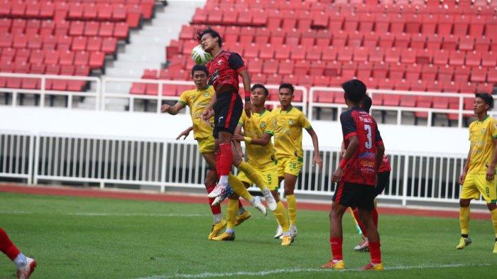 Duel udara pemain Persibangga Purbalingga (merah) dengan Persip Pekalongan dalam final Liga 3 Jawa Tengah 2023 di Stadion Jatidiri Semarang, Sabtu (13/1/2024).
