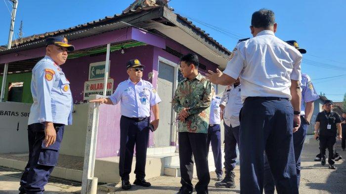 Anggota DPD RI Abdul Kholik (baju batik) saat melakukan ekspedisi jalur kereta api Purwokerto-Wonosobo bersama instansi terkait melihat kondisi terkini jalur kereta di Sokaraja, Selasa (16/7/2024).